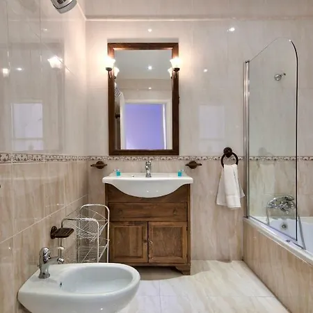St Julians Seafront 4-bedroom Apartamento